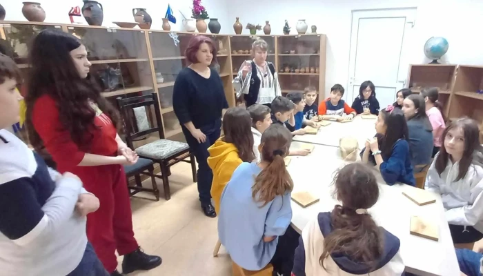 Caminul Cultural Vladesti -  Aproape De Mine - Vlădești
