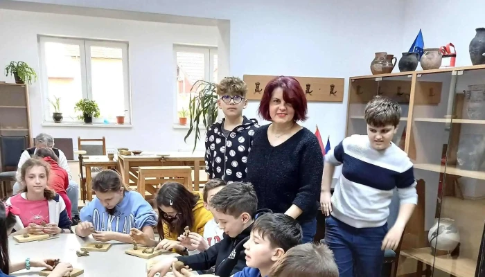 Caminul Cultural Vladesti -  Unde - Vlădești