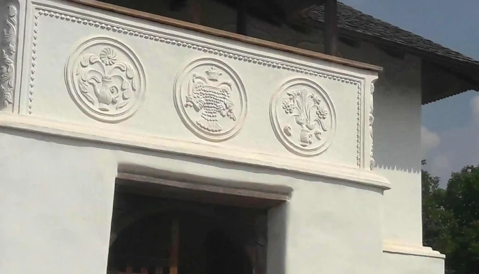 Casa Cu Blazoane Din Chiojdu -  Adresă - Chiojdu