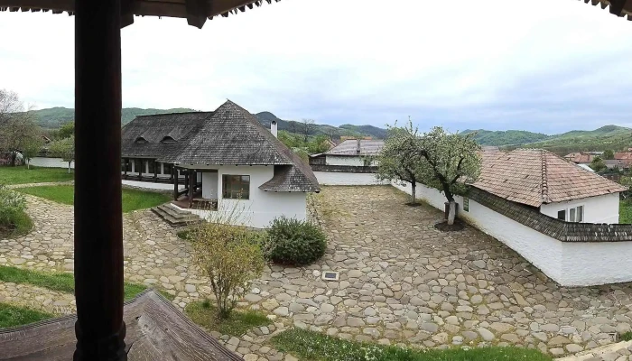 Casa Cu Blazoane Din Chiojdu -  Prețuri - Chiojdu