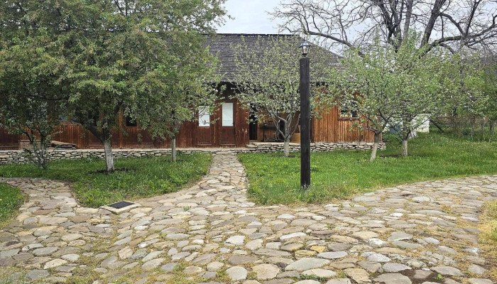 Casa Cu Blazoane Din Chiojdu -  Program - Chiojdu