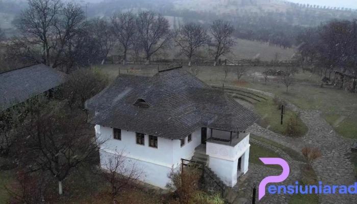 Casa Cu Blazoane Din Chiojdu -  Videoclipuri - Chiojdu