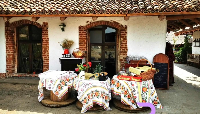 La Colibe Ecoturism Catun Arhaic Romanesc De La Vizitatori - Corbu