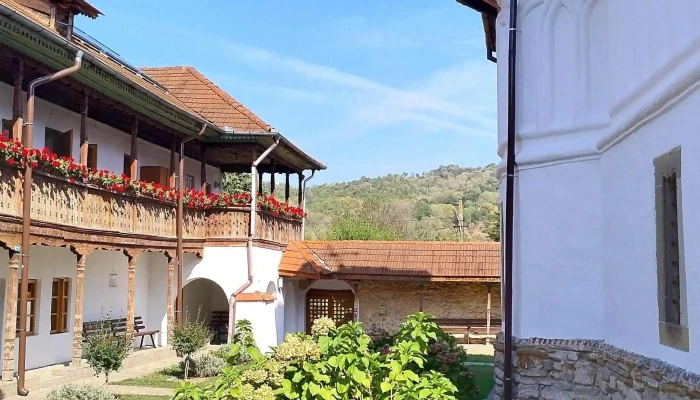 Manastirea Saracinesti Comentarii - Păușești-măglași