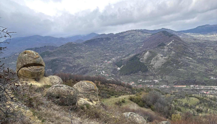 Trovantii Din Chiojdu -  Aproape De Mine - Chiojdu